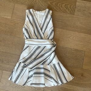 Ted Baker Aliicee linen blend dress with belt. Size 2 = size 6. Pockets!